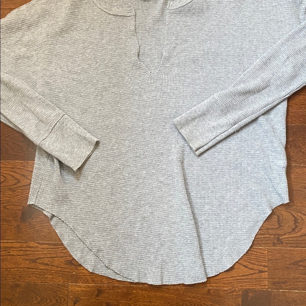 TNA Long Sleeve Waffle Knit Top Size Small Grey V-Neck Oversized Fit - Picture 4 of 11